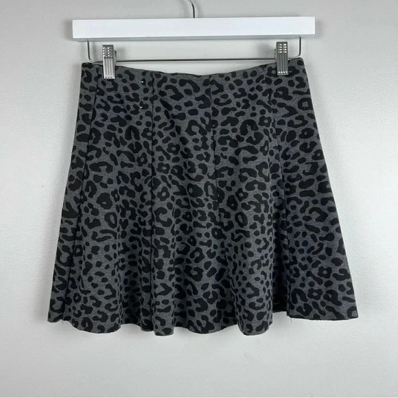 🐆 Girls Grey‎ Cheetah Print Aeropostale Skirt, Comfy, Size Medium. So Cute! - Picture 8 of 8